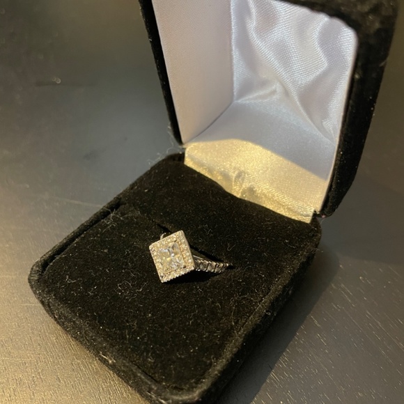 Diamond engagement ring - Picture 3 of 5